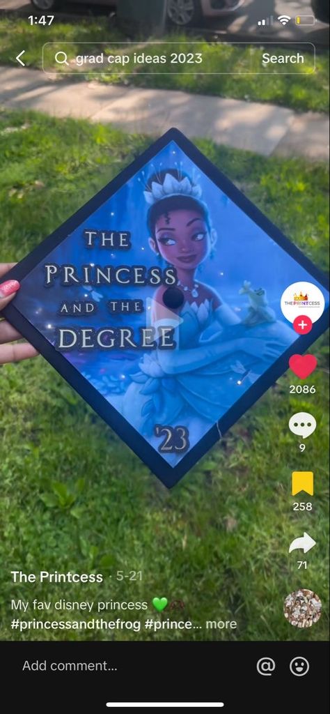 Princess And The Frog Cap Decoration, Princess Tiana Graduation Cap, Princess And The Frog Graduation Cap, Graduation Sash Ideas, Powerful Sayings, Disney Graduation Cap, Grad Hats, Graduation Boards, College Pictures