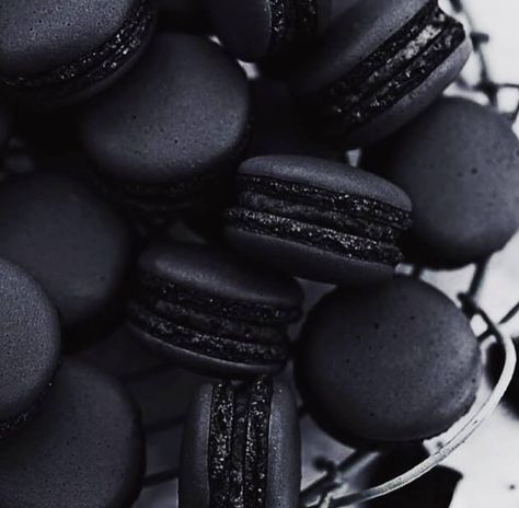 Black Macaroons, Dark Wedding, Black Food, All Black Everything, Black And White Aesthetic, Black Aesthetic Wallpaper, Black Party, Black Wedding, Macaroons