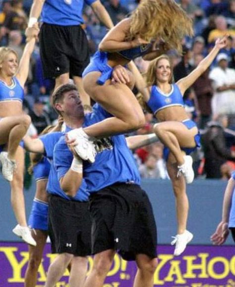 Cheerleaders Fails Cheerleading Fails, Male Cheerleaders, Cheerleading Squad, Cheer Practice, All Jokes, You Had One Job, Perfectly Timed Photos, Sports Photos, Funny Fails