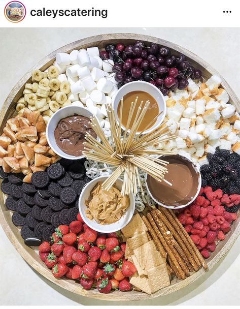 Plater Ideas Parties, Cute Food Boards, Fondue Charcuterie Board, Candy Board Ideas, Food Boards For Parties, Chips And Dip Platter, Sweet Platter, Christmas Halloween Decorations, Party Food Buffet