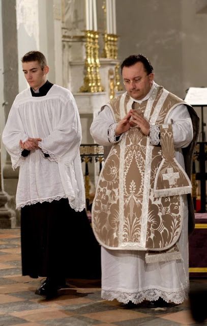 Being Ash Wednesday, it seemed like a good opportunity to feature one of the unique traditions of the Lyonese rite (ritus Lugdunensis), the so-called "ashen" vestments used in the same for the ferial days of the Lenten season, from Ash Wednesday up until Holy Thursday. Catholic Vestments, Ecclesiastical Vestments, Liturgical Colours, Holy Thursday, Traditional Catholicism, Lenten Season, Latin Mass, Christian Traditions, Lyon France