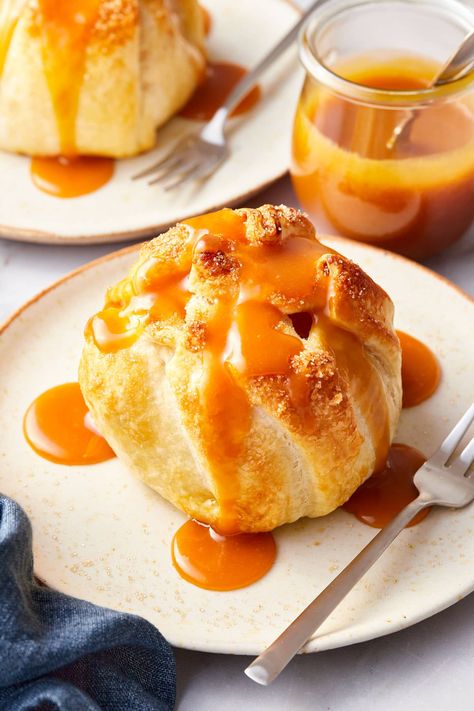 This Baked Apple Recipe is seriously the best, wrapped in flaky puff pastry and topped with a decadent salted caramel sauce. Apples Wrapped In Puff Pastry, Apple Carmel Puff Pastry, Caramel Apple Puff Pastry Recipes, Puff Pastry With Apples, Apples In Puff Pastry, Cobbler Desserts, Candied Apples Slices, Apple Recipes With Puff Pastry, Pie Night