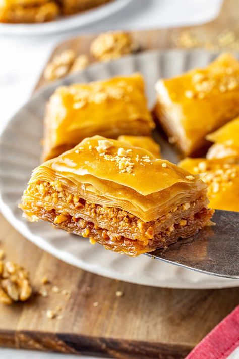 How to make Simple Crunchy Baklava How To Make Baklava, Pecan Baklava, Traditional Baklava Recipe, Best Baklava Recipe, Banana Apple Smoothie, Turkish Baklava, Company Ideas, Chocolate Cherry Cake, Baklava Recipe