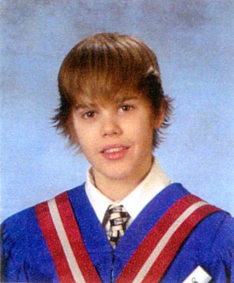 It's obvious from this yearbook picture of the Biebs when he was only 8(!) that he was always all about his hair. Boyfriend Justin Bieber, Celebrity Yearbook Photos, Celebrity Yearbook, Yearbook Pictures, Teen Celebrities, Young Celebrities, Yearbook Photos, Justin Beiber, Childhood Photos