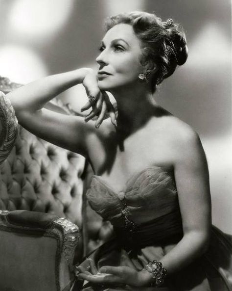 AGNES MOOREHEAD: A BEWITCHING LIFE – In The Good Old Days Of Classic Hollywood. Goddess Photo, Vintage Hollywood Stars, Agnes Moorehead, Debbie Reynolds, Elizabeth Montgomery, Old Hollywood Movies, Classic Actresses, Precious Gift, Old Hollywood Glamour