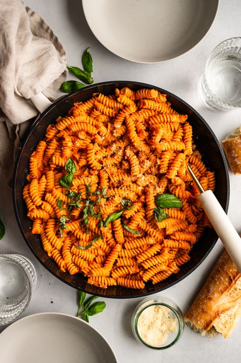 Inspired by Jon and Vinny, this Fusilli alla Vodka is one of the best easy Italian recipes! Creamy, sweet and delicious, your spicy Fusilli pasta with tomato and cream is ready to go in under 30 minutes. Top with basil, parmesan and your favorite protein, and enjoy. Spicy Fusilli Pasta, Jon And Vinny, Pasta A La Vodka, Fusilli Pasta Recipe, Easy Italian Recipes, Pasta Alla Vodka, Spicy Pasta, Vodka Pasta, Alla Vodka