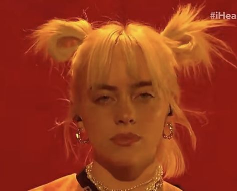 Billie Eilish Pigtails, Billie Eilish Ponytail, Billie Haircut, Billie Eilish Blonde Hair, Billie Eilish Blonde, Billie Concert, Bangs Ideas, Concert Hairstyles, Two Ponytails