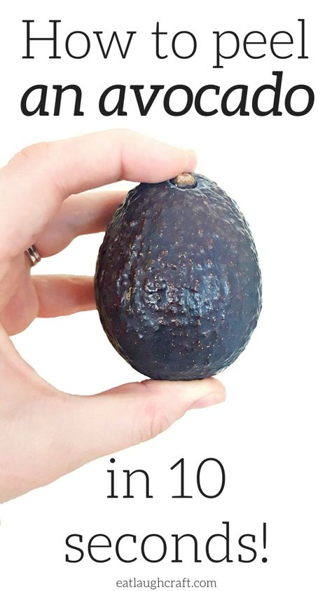 Hands down the best way to peel an avocado! Works soooo good! How To Season Avocado, How To Peel Avocado, How To Peel An Avocado, Ripe Avocado Recipes, Avocado Ideas, Vegetables Ideas, Veggie Storage, Galveston Diet, How To Ripen Avocados