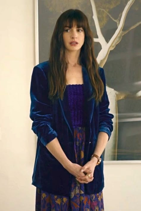 Anne Hathaway Hair, Deep Winter Palette Outfits, Anne Hathaway Style, Deep Winter Colors, Flamboyant Natural, Bright Winter, Dark Winter, Movies Outfit, Statement Accessories