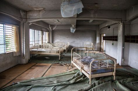 Old Abandoned Buildings, Abandoned Churches, Old Hospital, Abandoned Asylums, Paddy Kelly, Haunting Photos, Insane Asylum, Abandoned Hospital, Haunted Places