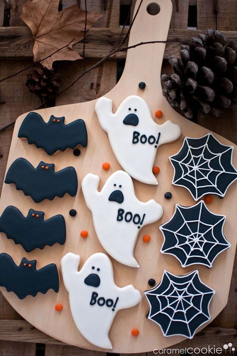 Decorated Halloween Cookies, Samhain Recipes, Halloween Sugar Cookies Decorated, Candy Corn Cookies, Dessert Halloween, Postres Halloween, Halloween Donuts, Cookies Halloween, Pumpkin Sugar Cookies