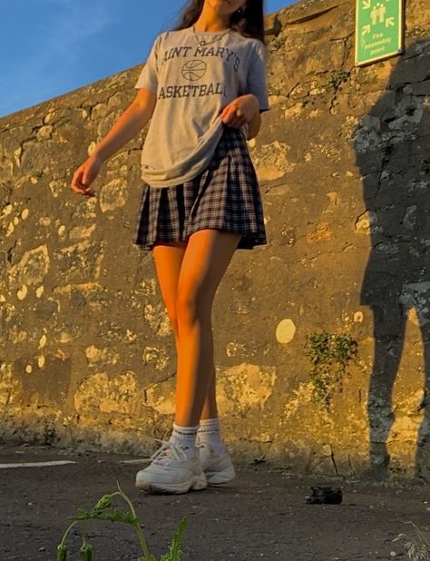 Colorful Tennis Skirt Outfit, Skirt And Tshirt Outfits Summer, Oversized Tee And Skirt Outfit, Oversized Skirts Outfit, Skate Skirt Outfit, Oversized Tee And Skirt, Oversized Tshirt With Skirt, Skirt And Oversized Shirt, Tshirt And Skirt Outfit Casual