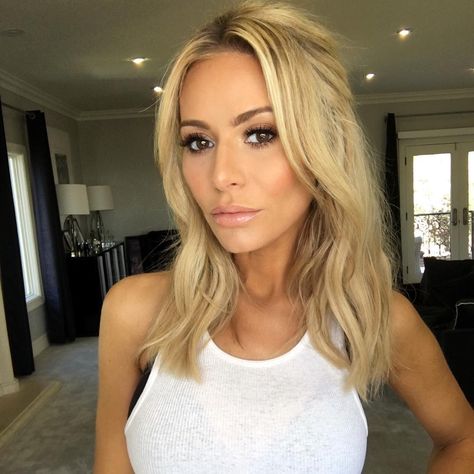 The Real Housewives of Beverly Hills star Dorit Kemsley debuted a newer face as fans think she had more plastic surgery, and now looks like Kate Chastain. Dorit Kemsley, Messy Updo, Angled Bob, Favorite Hairstyles, Dream Hair, Real Housewives, New Face, Interesting Facts, Hair Colors