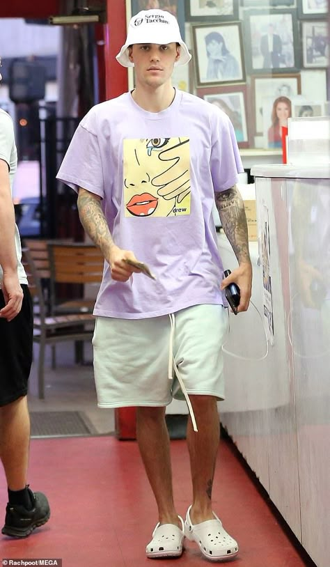 Quirky ensemble: Justin, 25, wore an oversized purple T-shirt from his brand Drew House an... #justinbieber Purple T Shirt Outfit, Purple Outfits Men, Crocs Outfit Men, Crocs Shoes For Men, Purple Crocs, Crocs Outfit, Justin Bieber Outfits, Campus Outfit, Justin Bieber Style