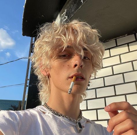 Bleached Hair Men, Heir Of Atticus, Men Blonde Hair, Blonde Hair Boy, Men Haircut Curly Hair, Wavy Hair Men, Blonde Curly Hair, Foto Tips, Alternative Hair