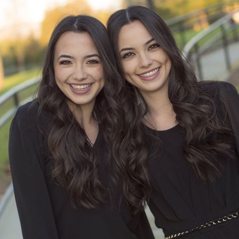 Discover and share the most beautiful images from around the world Merrill Twins, Merell Twins, Veronica And Vanessa, Veronica Merrell, Vanessa Merrell, Famous Twins, Merrell Twins, Brooklyn And Bailey, Twin Life