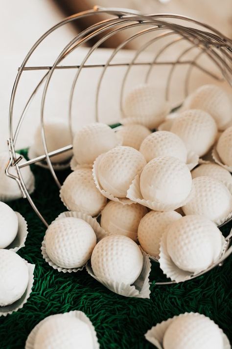 Golf Cheesecake, Mini Golf Party Decorations, Golf Themed Wedding Cakes, Golf Themed Graduation Party Ideas, Golf Wedding Cookies, Golf Themed Wedding Favors, Golf Themed Grooms Table, Golf Party Cake Ideas, Golf Dessert Table