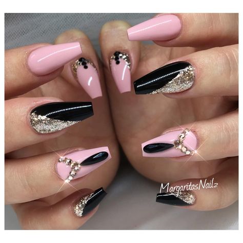 Nude pink and black coffin nails fall nail art fashion rose gold nail design Gem Nail Art, Black Acrylic Nail Designs, Rose Gold Nails Design, Black Coffin Nails, Gold Nail Designs, Black Acrylic Nails, Rose Gold Nails, Pretty Nail Designs, Black Nail Designs