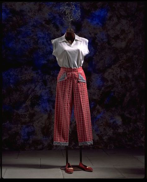 Capri Pants (1950) | The popular pant style of the late 1940s and 1950s was capri pants. They were popularized by Emilio Pucci and were sometimes called pedal pushers becuse they were worn by women while riding their bikes. This picture shows capri pants and you can also see the pointy bra of the 1950s. 1950 Pants Women, 1950s Trousers Women, England Costume, 60s Capri Pants, 1950s Capri Pants, 1950s Pants, Trousers Pattern, Capri Trousers, Pedal Pushers