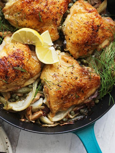 Crispy Chicken with Fennel & Mushrooms - Clean Foodie Cravings Chicken With Fennel, Chicken Fennel, Crispy Chicken Thighs, Fennel Recipes, Roasted Fennel, Roasted Chicken Thighs, Onion Relish, Paleo Chicken, Quick Weeknight Meals