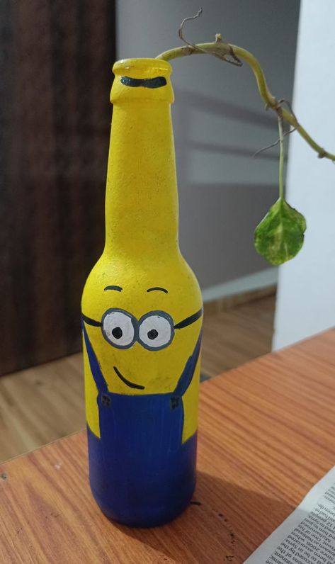 Minion Painting, Earth Day Projects, Painted Glass Bottles, Plastic Bottle Art, Disney Animator Doll, Diy Bottle Crafts, Diy Paper Crafts Decoration, Old Bottles, Diy Bottle