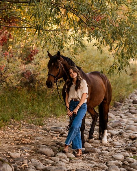 Horse Poses Photo Shoots, Photography With Horses Photo Ideas, Western Pictures With Horses, Poses With Horses Photo Ideas, Horse And Rider Photoshoot, Senior Pictures Horse, Horse Photo Shoot Ideas, Western Senior Picture Ideas Horses, Pictures With Horses Photography Ideas