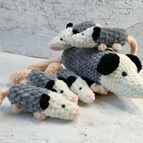 "Family Opossum, mama and baby" Opossum Crochet, Beginner Amigurumi, Baby Possum, Crochet Store, Baby Stuffed Animals, Amigurumi Plush, Crocheting Ideas, Mama And Baby, Owl Baby