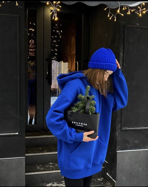 Royal Blue Beanie Outfit, Royal Blue Hoodie Outfit, Blue Hoddies Outfits Aesthetic, Blue Sweatshirt Outfit Aesthetic, Trendy Blue Winter Sweats, Blue Beanie Outfit, Cobalt Blue Outfit, Blue Outfit Winter, Thursday Outfit