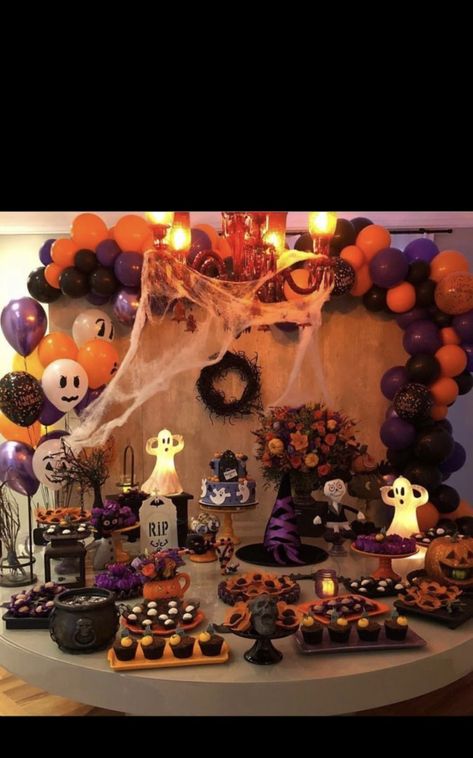 Halloween Table Set Up, Mesa Halloween, Halo Party, Halloween Balloons Decorations, Halloween 1st Birthdays, Halloween Themed Birthday Party, Halloween Party Table, Halloween Baby Shower Theme, Easy Halloween Party