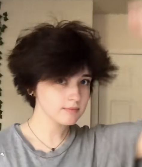 Trans Fluffy Haircut, Nb Haircut Fluffy, Ftm Haircuts Straight Hair 360, Masculine Hairstyles Ftm, Short Fluffy Haircuts With Bangs, Fluffy Masc Haircuts, Trans Hairstyles Ftm, Trans Masc Haircuts Straight Hair, Short Haircuts Gender Neutral