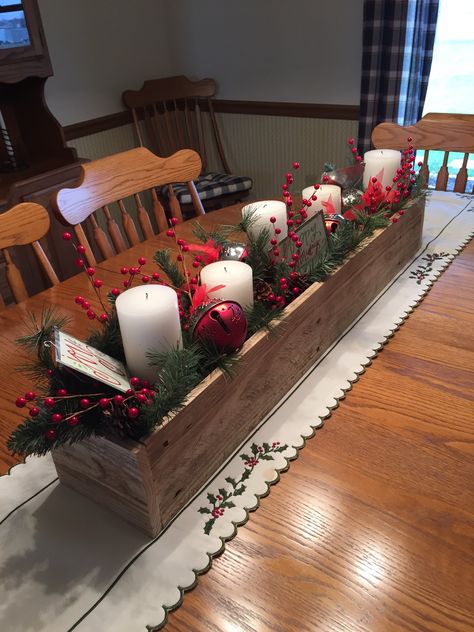 Christmas Table Box Centerpiece Ideas, Simple Christmas Centerpieces For Table, Sugar Molds Decor, Christmas Dining Table Decorations, Christmas Centerpieces Cheap, Christmas Centrepieces, Metallic Table, Dining Table Decorations, Christmas Dining Table Decor