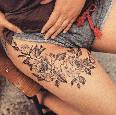 Front Thigh Tattoos, Rose Peonies, Unusual Tattoo, Super Tattoo, Hip Thigh Tattoos, Tattoo Leg, Unalome Tattoo, Amazing Tattoos, Harry Potter Tattoos