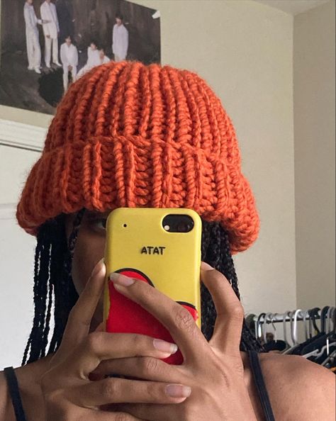 Crochet Binnie Aesthetic, Crochet Beanie Outfit, Crochet Beanie Aesthetic, Beanie Aesthetic, Orange Beanie, Crochet Girls, Diy Crochet Projects, Crochet Rug, Diy Knitting