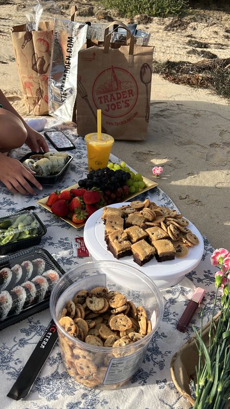 Trader Joe’s Picnic Ideas, Trader Joe’s Picnic, Picnic Date Food, Picnic Date, Picnic Food, Kawaii Food, Trader Joe, Beach Picnic, Food Obsession