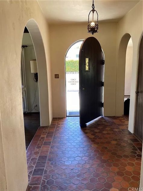 1928 Mission Revival house in Los Angeles, California - $2.1 Million | Old Houses USA Mission Revival Interior, Mission Revival Homes, Mission Revival, House In Los Angeles, California Missions, Long Branch, Spanish Style Homes, Spanish Revival, Spanish House