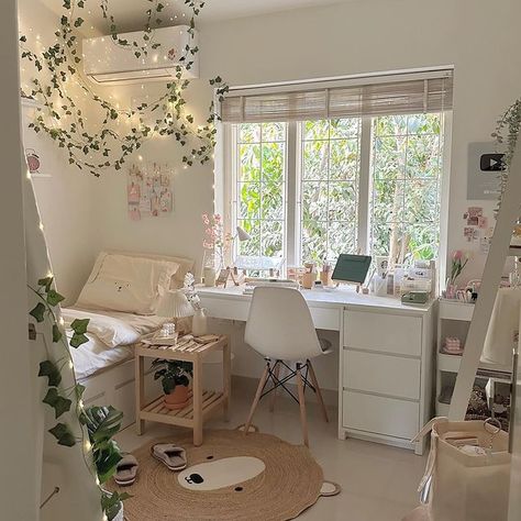 Cute Aesthetic Korean Rooms, Korean Room Ideas Big Spaces, Japanese Bedroom Aesthetic Cute, Room Inspo Minimalist Japanese, Sakura Bedroom Aesthetic, Zimmer Diy, Study Room Decor, Room Redesign, Small Room Design