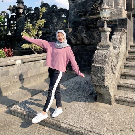 Sweater Outfits Hijab Casual, Style Olahraga Hijab, Outfit Jogging Hijab, Sweater Outfits Hijab, Ootd Sweater, Sports Hijab, Outfit Hijab Casual, Hijab Simple, Muslim Style