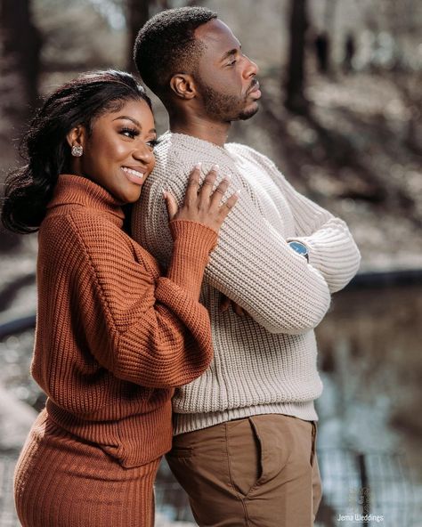 Countdown Photoshoot, Christmas Couple Photoshoot, Engagement Photo Shoot Poses, Winter Engagement Pictures, Anniversary Shoot, Pre Wedding Photoshoot Outfit, Couple Engagement Pictures, Wedding Shoots, Couples Pictures