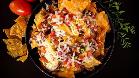 5 easy-to-make snacks recipes that go perfectly well with whiskey | GQ India Gluten Free Nachos, Nachos Recept, Cheesy Nachos, Black Bean Dip, Superbowl Snacks, Nachos Recipe, Nacho Cheese, Monterey Jack, Buffalo Wings