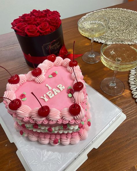 Anniversary Cakes Ideas, Heart Anniversary Cake, Heart Shaped Anniversary Cakes, Heart Shaped Cake Anniversary, Anniversary Heart Cake, Anniversary Cake Heart Shape, Big Birthday Cake, 22nd Birthday Cakes, Friend Anniversary