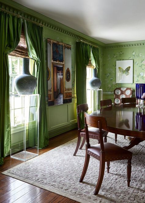 Green Dining Room Aesthetic, Bright Green Dining Room, Green Dining Room Walls, New York Interior Design, New York Interior, Dark Dining Room, Classic Dining Table, Green Dining Room, Room Inspired