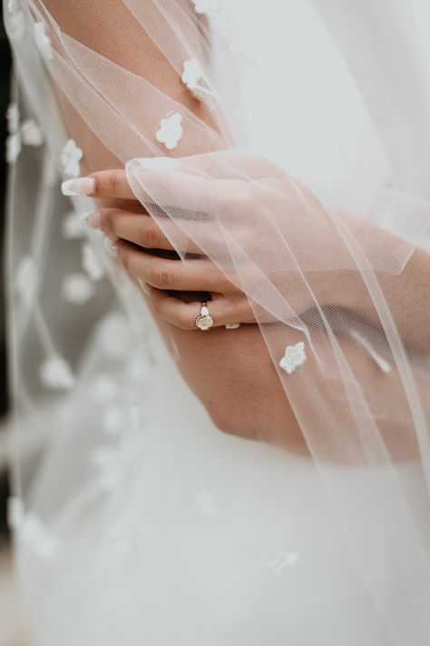 Bridal Portraits Aesthetic, Wedding Jewelry Photoshoot, Bridal Shop Photoshoot, Wedding Dress Details Photography, Bridal Portraits Indoor Studio, Bridal Portrait Ideas Indoor, Bright Airy Wedding Photography, Modern Bridal Portraits, Bridal Detail Shots