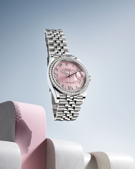 It’s a date. With its refined pink dial featuring white gold Roman numerals – VI and IX set with diamonds – a diamond-set bezel and the emblematic Jubilee bracelet. The Datejust 36. Rolex Watches Women, Rolex Women, Pink Watch, Rolex Men, Womens Watches Luxury, Classic Watches, Kate Spade Jewelry, Apple Watch Strap, Diamond Set