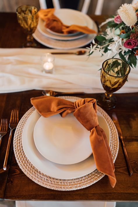 Velvet Christmas Table Setting, Gold Cutlery Table Setting, Thanksgiving Dinner Party Decor, Easy Table Setting, Elegant Tablescapes, Holiday Event Decor, Napkin Ideas, Copper Flatware, Evermore Era