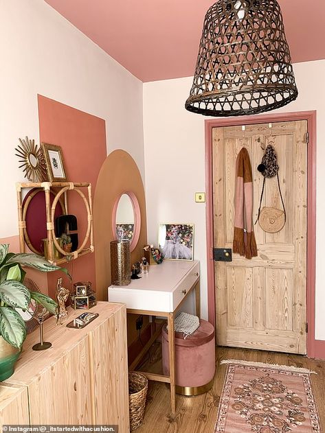 Colourful Dressing Room, Dressing Room Ideas Small, Small Beauty Room, Make Up Room Ideas Decor, Small Beauty Room Ideas, Beauty Room Ideas, Home Beauty Room, Small Dressing Room Ideas, Boho Hallway