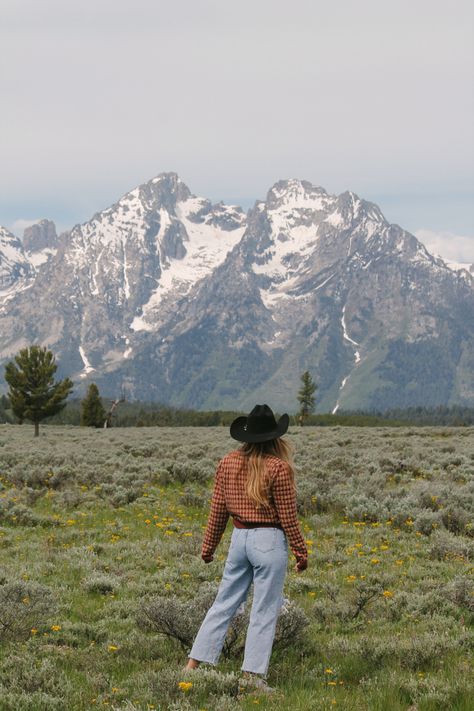 Western Mountain Cowgirl, Western Mountain Cowgirl Outfits, Yellowstone Instagram Pictures, Wyoming Picture Ideas, Montana Cowgirl Aesthetic, Winter Western Aesthetic, Montana Cowboy Aesthetic, Granola Cowgirl Outfits, Mountain Cowgirl Outfits