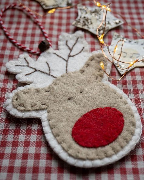 PrettyFabricsAndTrims | Hurrah… the Joyously Jolly Sew Along starts today! In addition to the pattern for the quilt (2nd pic) which went live this morning, I also... | Instagram Felt Moose Ornament Pattern, Reindeer Felt Ornaments, Felt Reindeer Ornaments, Xmas Felt Decorations, Christmas Felting Ideas, Felt Embroidery Projects, Felt Christmas Crafts, Christmas Sewing Ideas, Sewn Ornaments