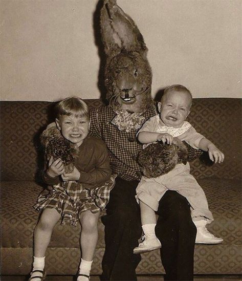 These Creepy And Disturbing Vintage Easter Bunny Photos That Will Make Your Skin Crawl Horror Facts, Images Terrifiantes, Easter Bunny Pictures, Creepy Vintage, Awkward Family Photos, Creepy Pictures, Creepy Pasta, Happy Easter Bunny, Bunny Pictures