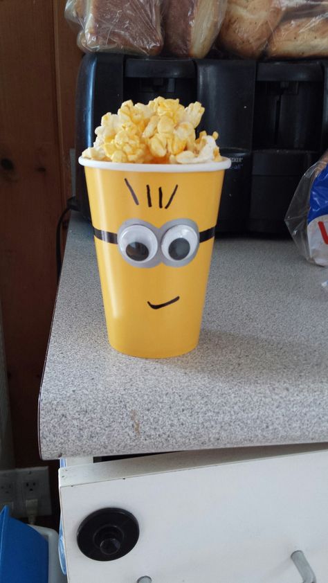 Minion popcorn cup Minion Popcorn, Birthday Decors, Xare, Popcorn Cups, Candy Buckets, Despicable Me Party, Paper Cup Crafts, Gourmet Sweets, Minion Birthday Party