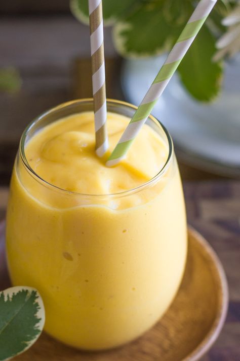 Tropical Sunshine Smoothie - Mangos, pineapple, bananas, orange juice, and a tiny taste of coconut! #smoothie #healthy #summerdrink Sunshine Smoothie, Resep Smoothie, Orange Smoothie, Smoothie Shakes, Yummy Smoothies, Smoothie Drinks, Fruit Smoothies, Kefir, Frappe